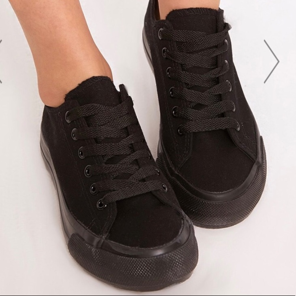 Black tennis shoes